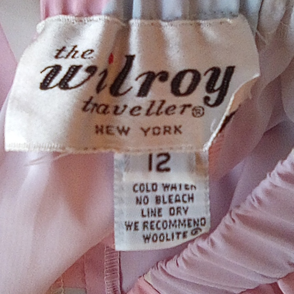The Wilroy Traveller New York Size 12 Two Piece Skirt Suit With Scarf Top. - Picture 7 of 7